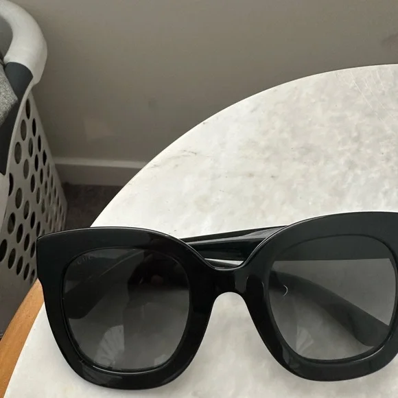 Gucci Black Oversized Sunglasses - Picture 2 of 4